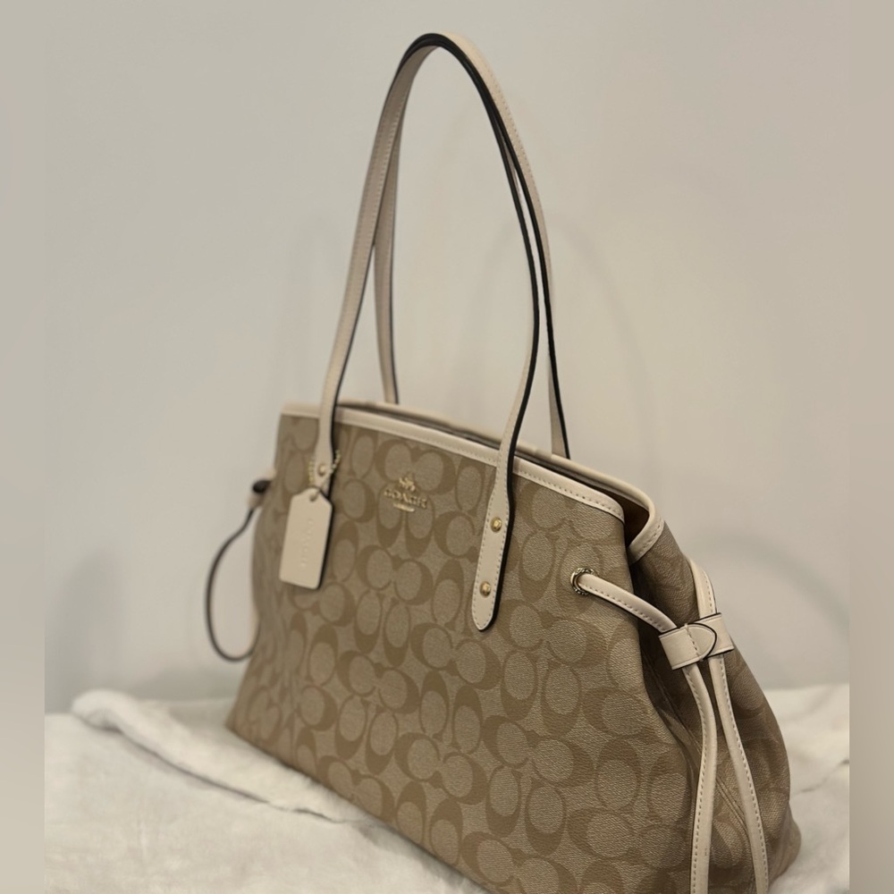 Coach Signature Drawstring Carryall Canvas Shoulder Bag Light Khaki Chalk, NWOT - Picture 4 of 15